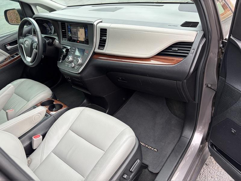 Toyota Sienna Limited Premium 7-Passenger 2017