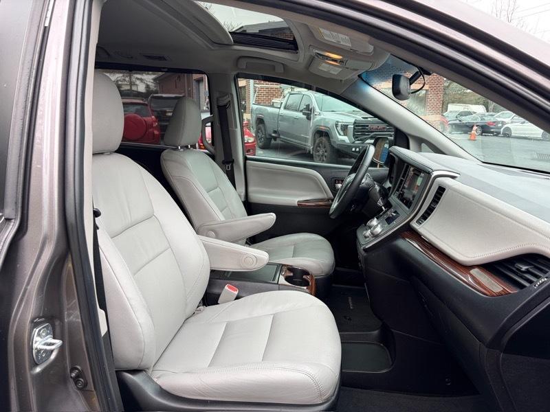 Toyota Sienna Limited Premium 7-Passenger 2017