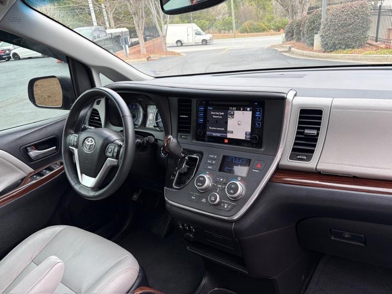 Toyota Sienna Limited Premium 7-Passenger 2017