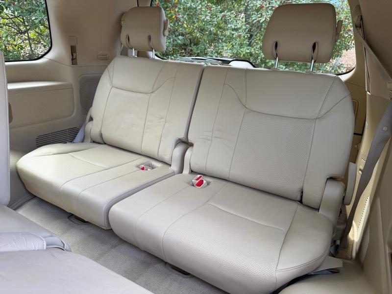 Lexus LX 570 Sport Utility 2011