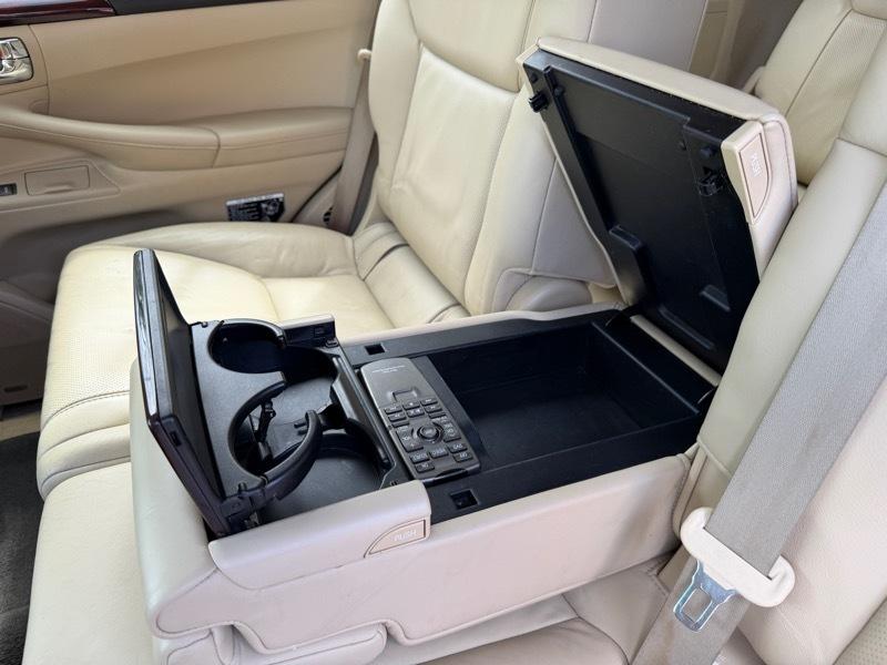 Lexus LX 570 Sport Utility 2011