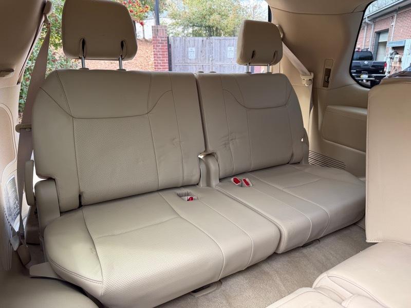 Lexus LX 570 Sport Utility 2011