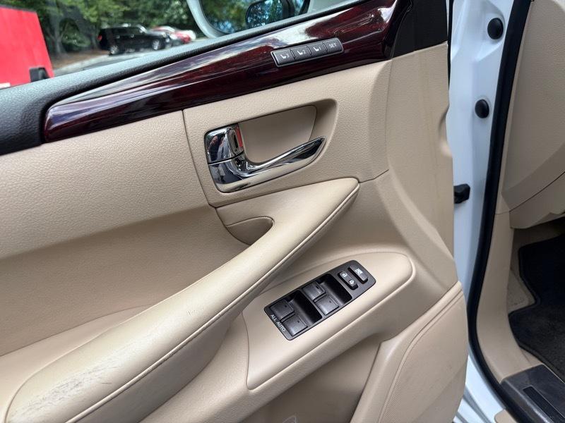 Lexus LX 570 Sport Utility 2011