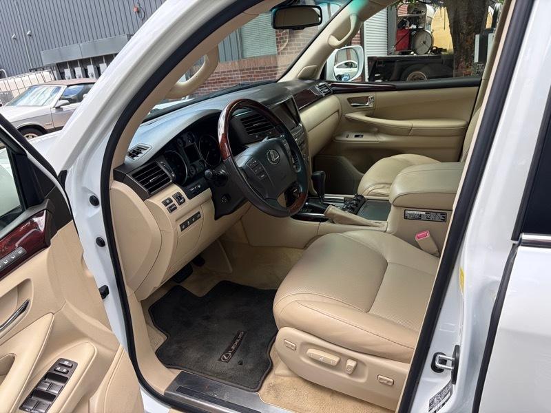 Lexus LX 570 Sport Utility 2011