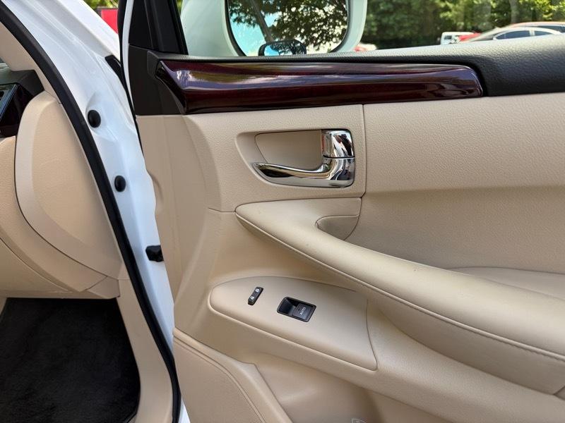 Lexus LX 570 Sport Utility 2011