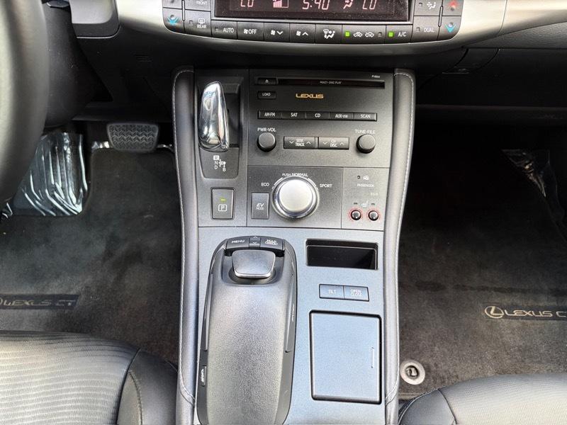 Lexus CT 200h Base 2011