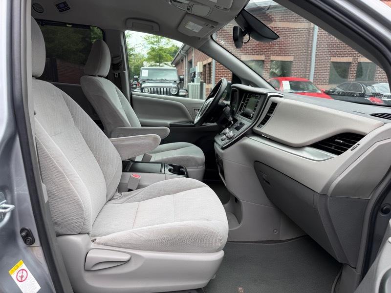 Toyota Sienna LE 8-Passenger 2018