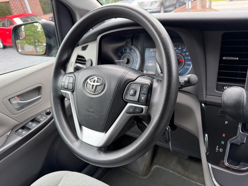 Toyota Sienna LE 8-Passenger 2018