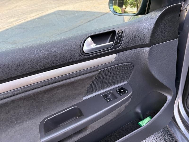 Volkswagen Rabbit 2-Door S 2009