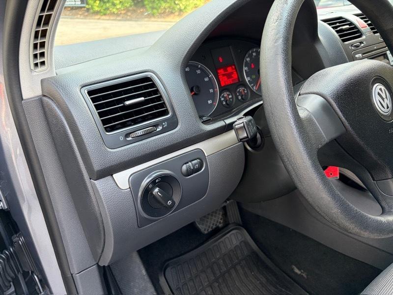 Volkswagen Rabbit 2-Door S 2009
