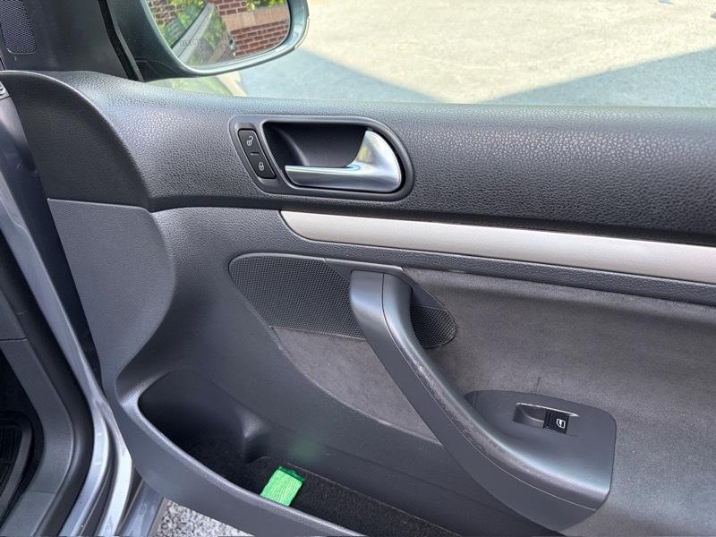 Volkswagen Rabbit 2-Door S 2009