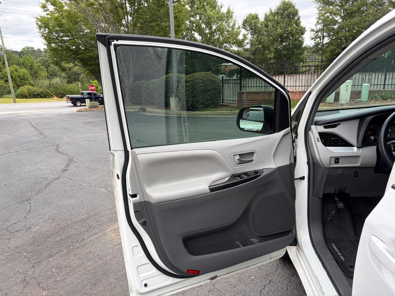 Toyota Sienna LE 8-Passenger 2017