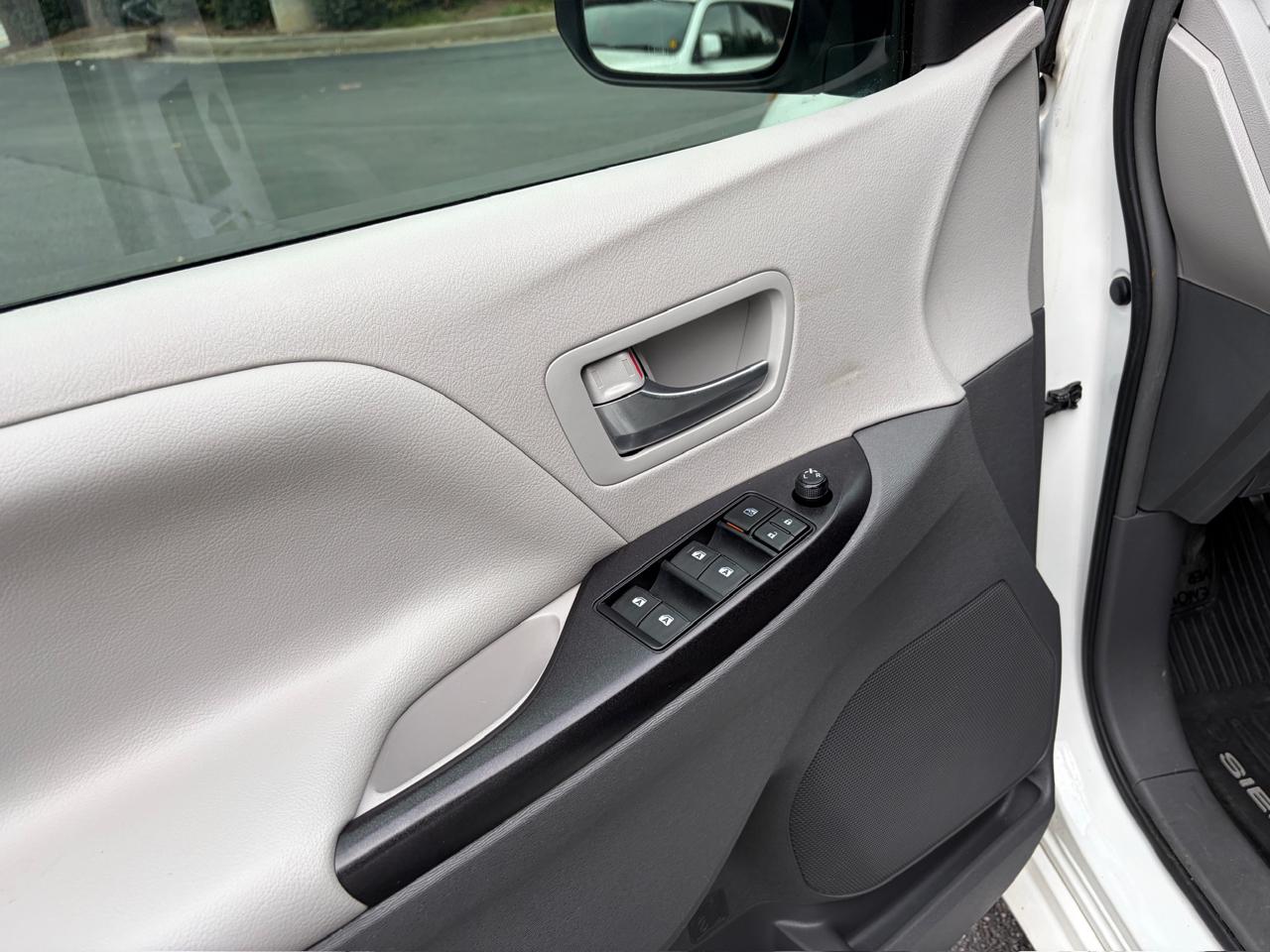 Toyota Sienna LE 8-Passenger 2017