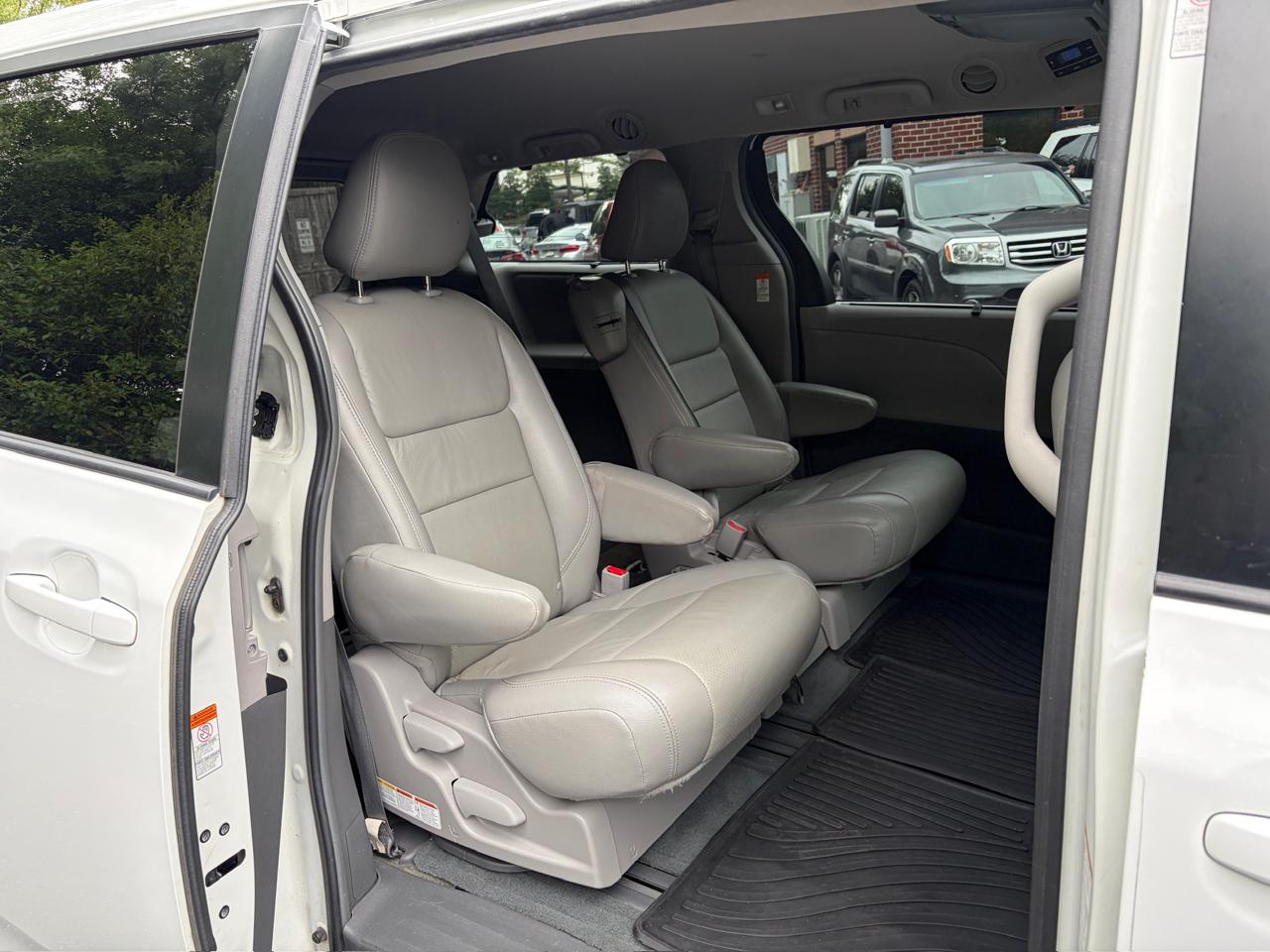 Toyota Sienna LE 8-Passenger 2017