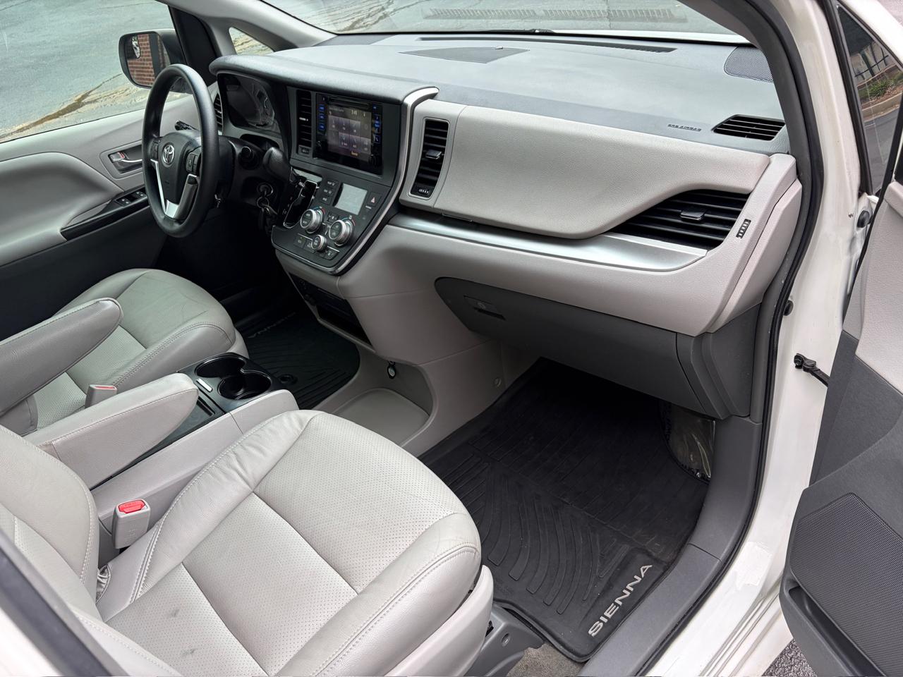 Toyota Sienna LE 8-Passenger 2017