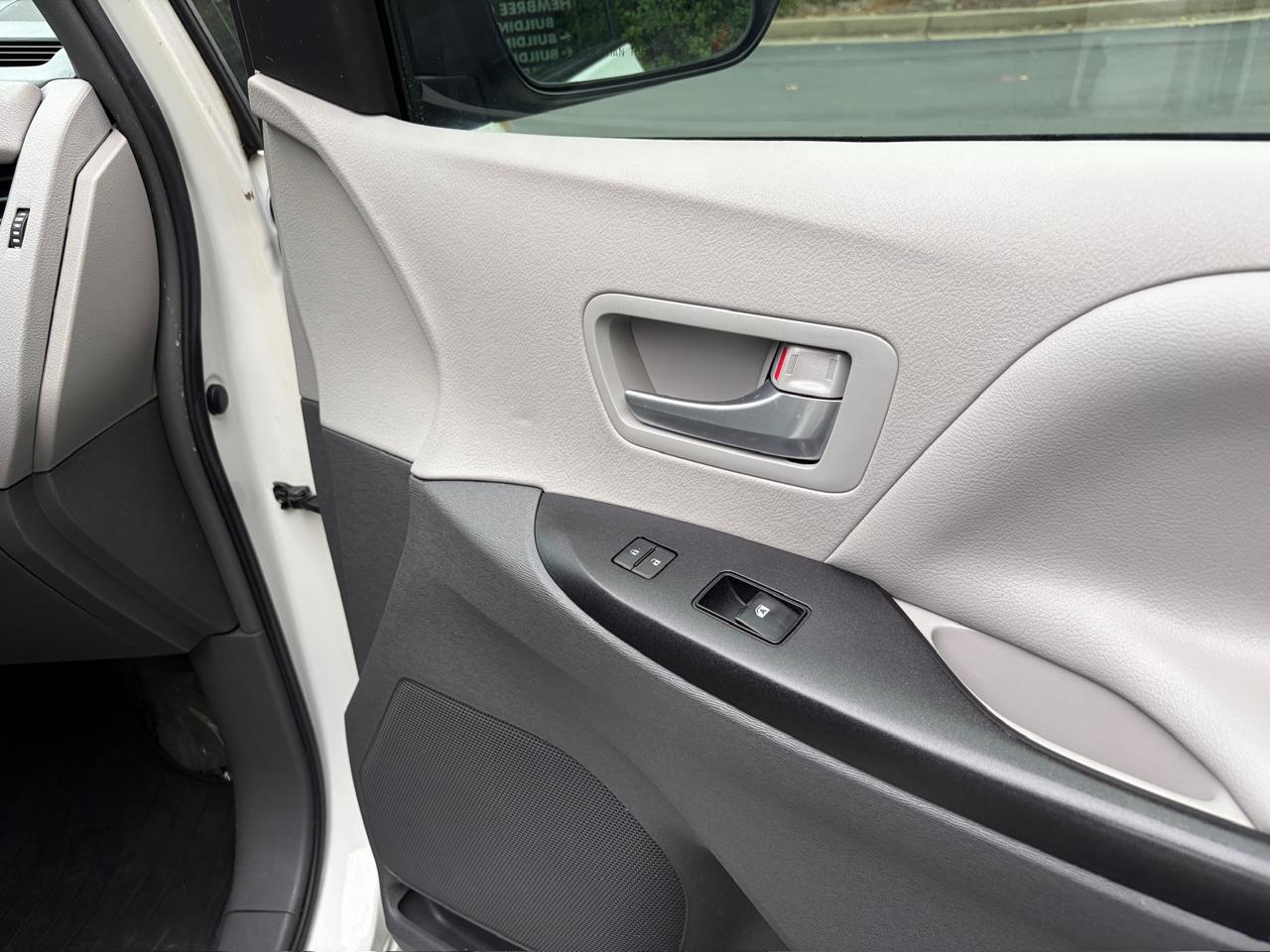 Toyota Sienna LE 8-Passenger 2017