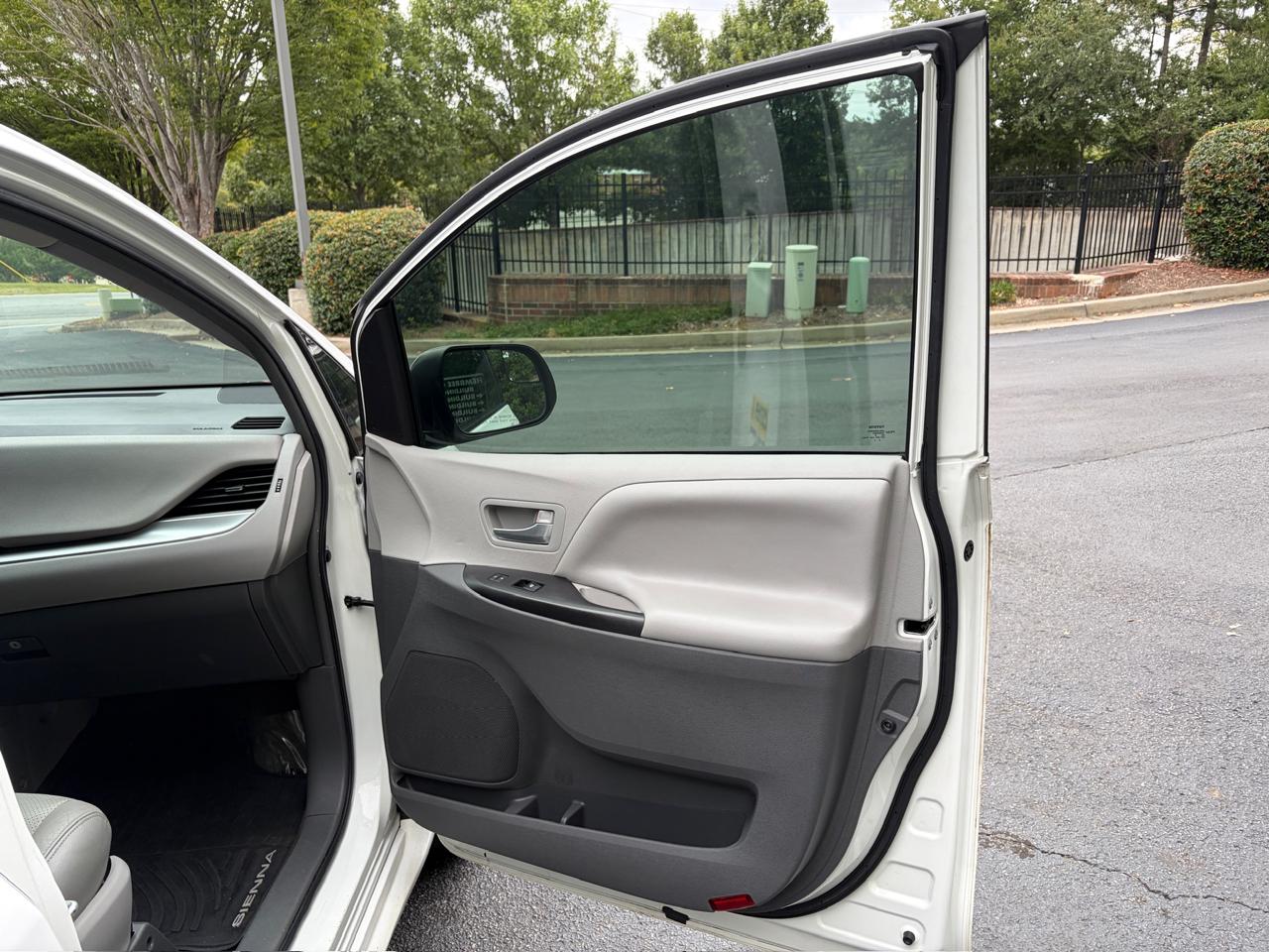 Toyota Sienna LE 8-Passenger 2017
