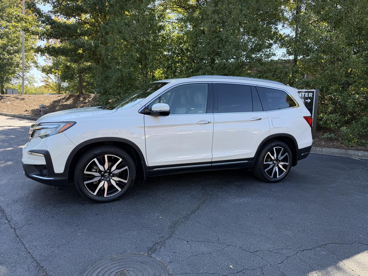Honda Pilot Touring w/Rear Captain's Chairs 2019