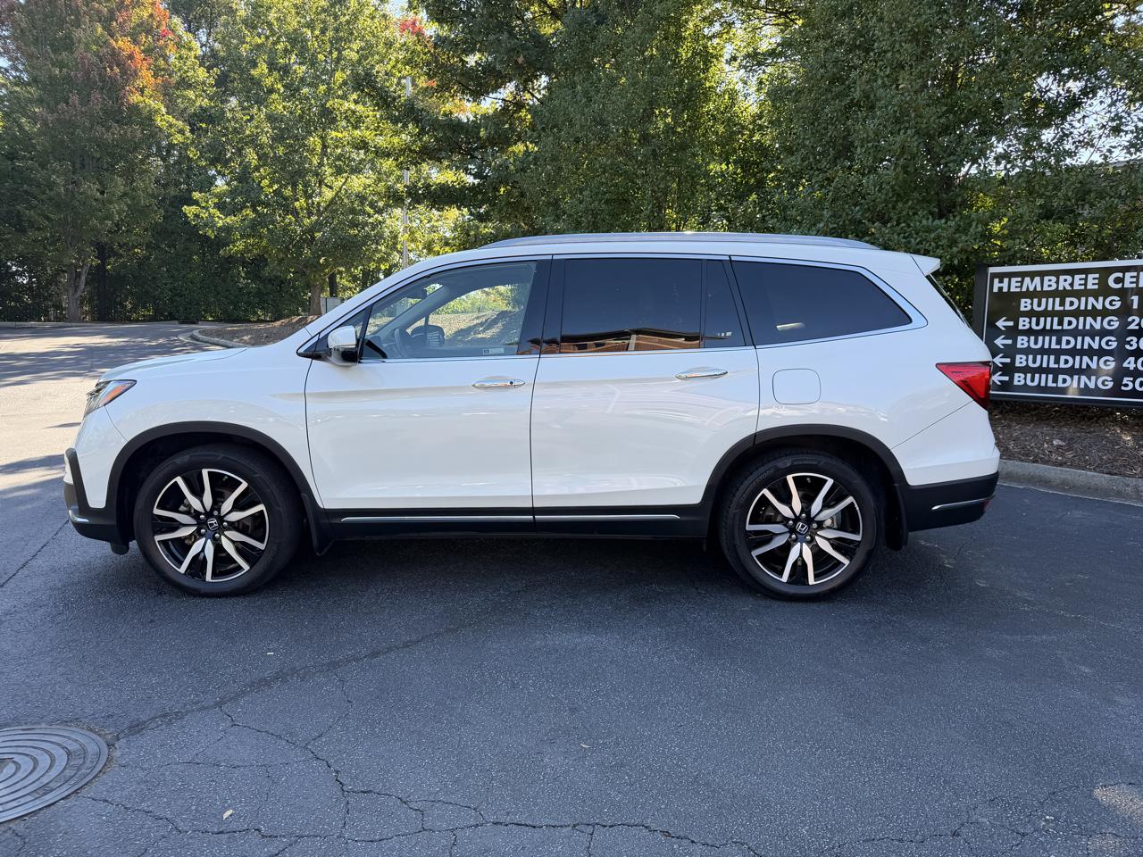 Honda Pilot Touring w/Rear Captain's Chairs 2019
