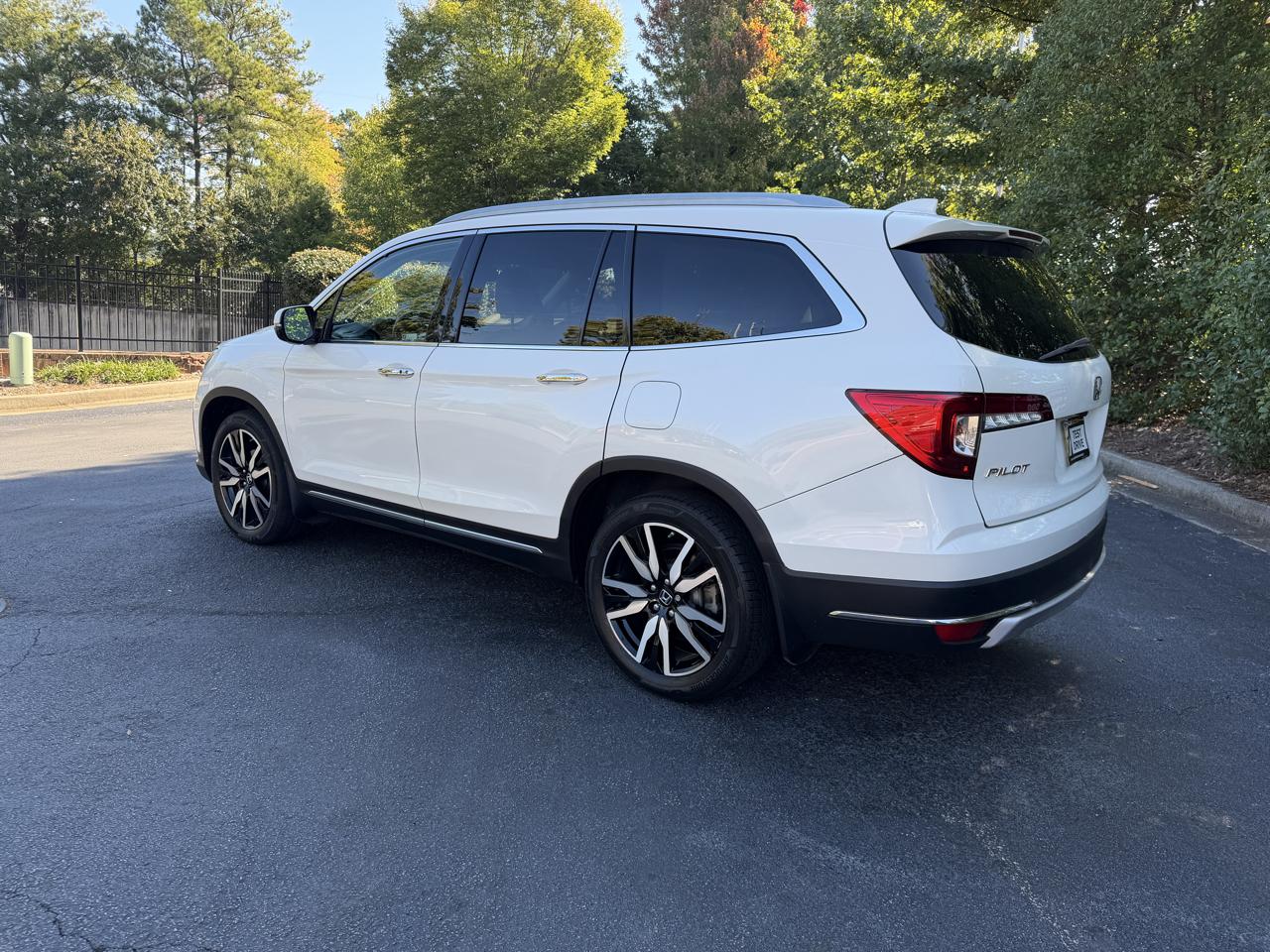 Honda Pilot Touring w/Rear Captain's Chairs 2019