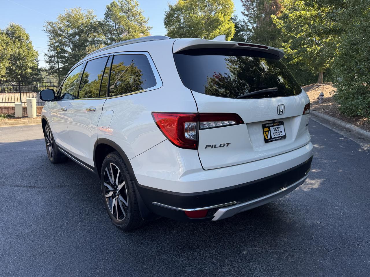 Honda Pilot Touring w/Rear Captain's Chairs 2019