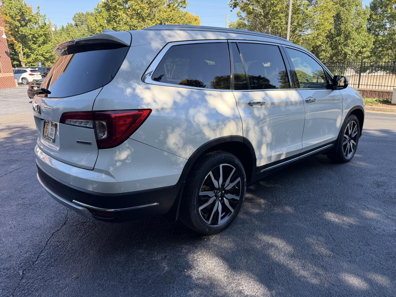 Honda Pilot Touring w/Rear Captain's Chairs 2019