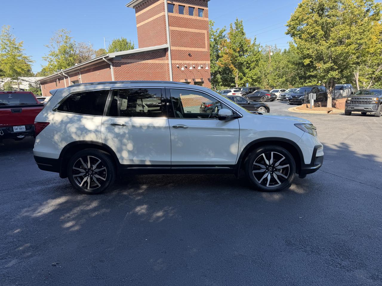 Honda Pilot Touring w/Rear Captain's Chairs 2019