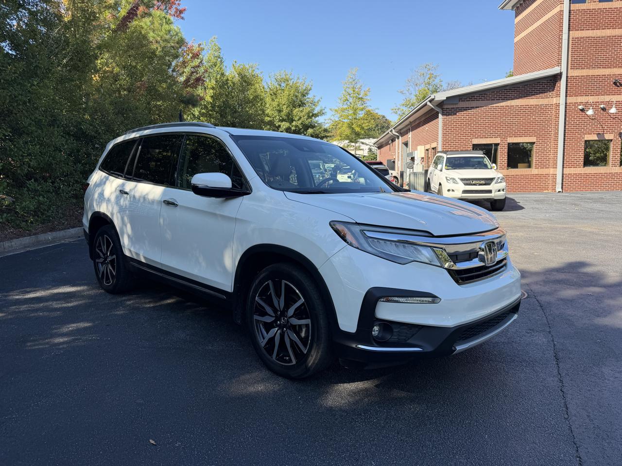 Honda Pilot Touring w/Rear Captain's Chairs 2019