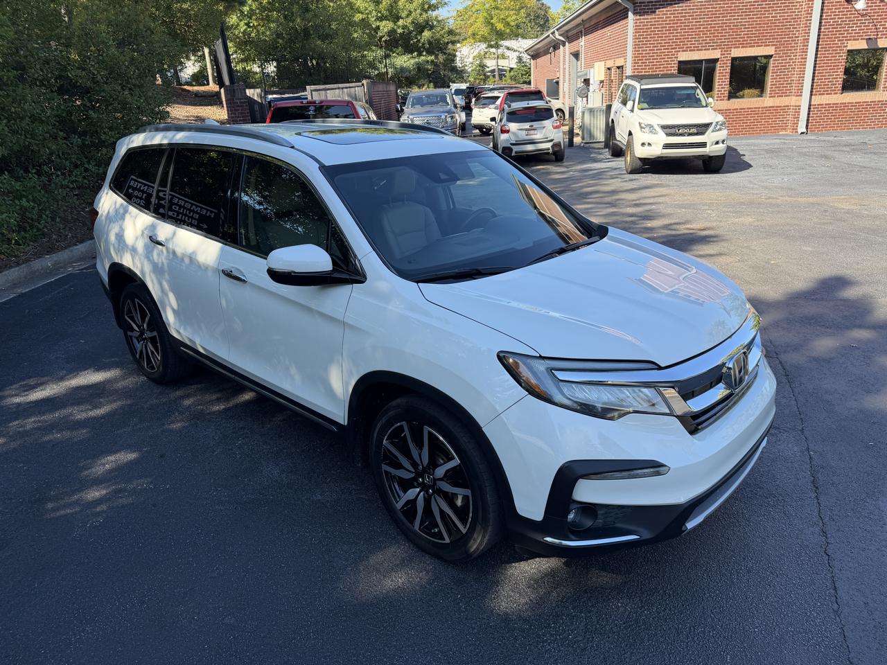 Honda Pilot Touring w/Rear Captain's Chairs 2019
