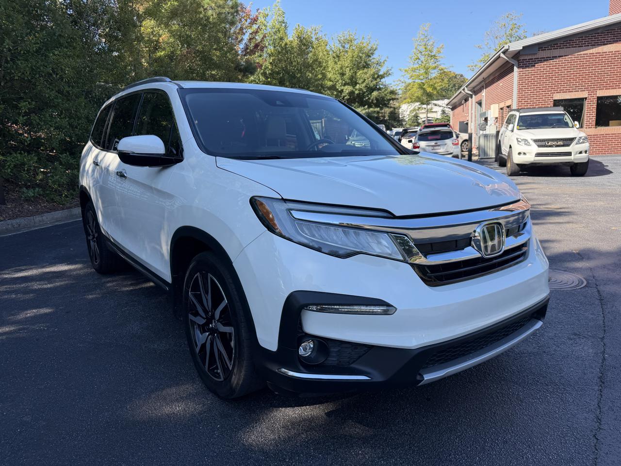 Honda Pilot Touring w/Rear Captain's Chairs 2019