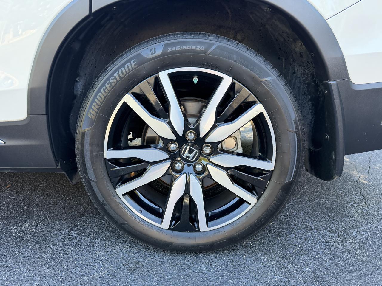 Honda Pilot Touring w/Rear Captain's Chairs 2019