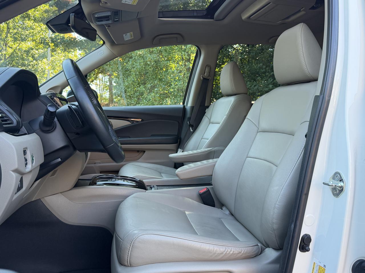 Honda Pilot Touring w/Rear Captain's Chairs 2019