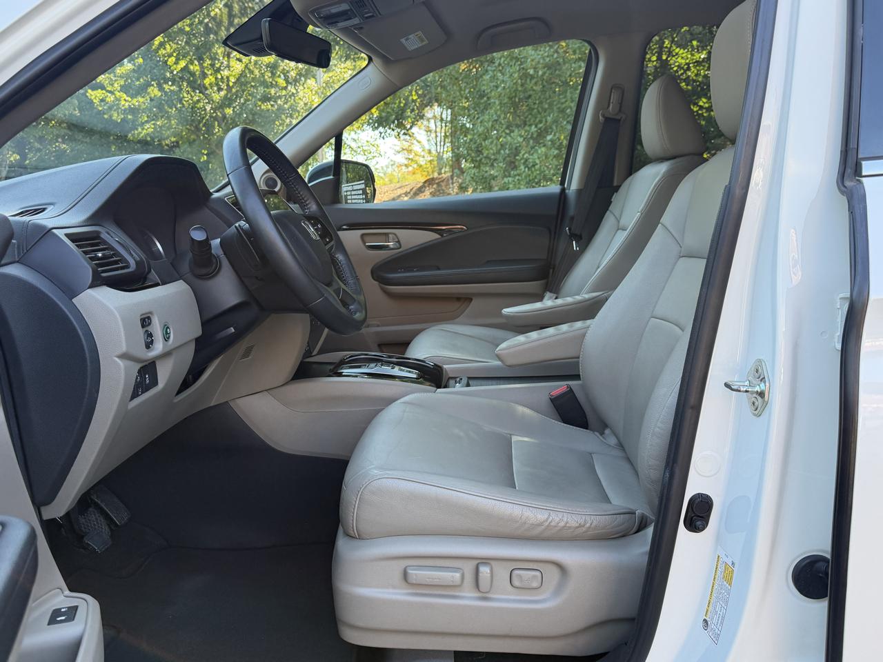 Honda Pilot Touring w/Rear Captain's Chairs 2019