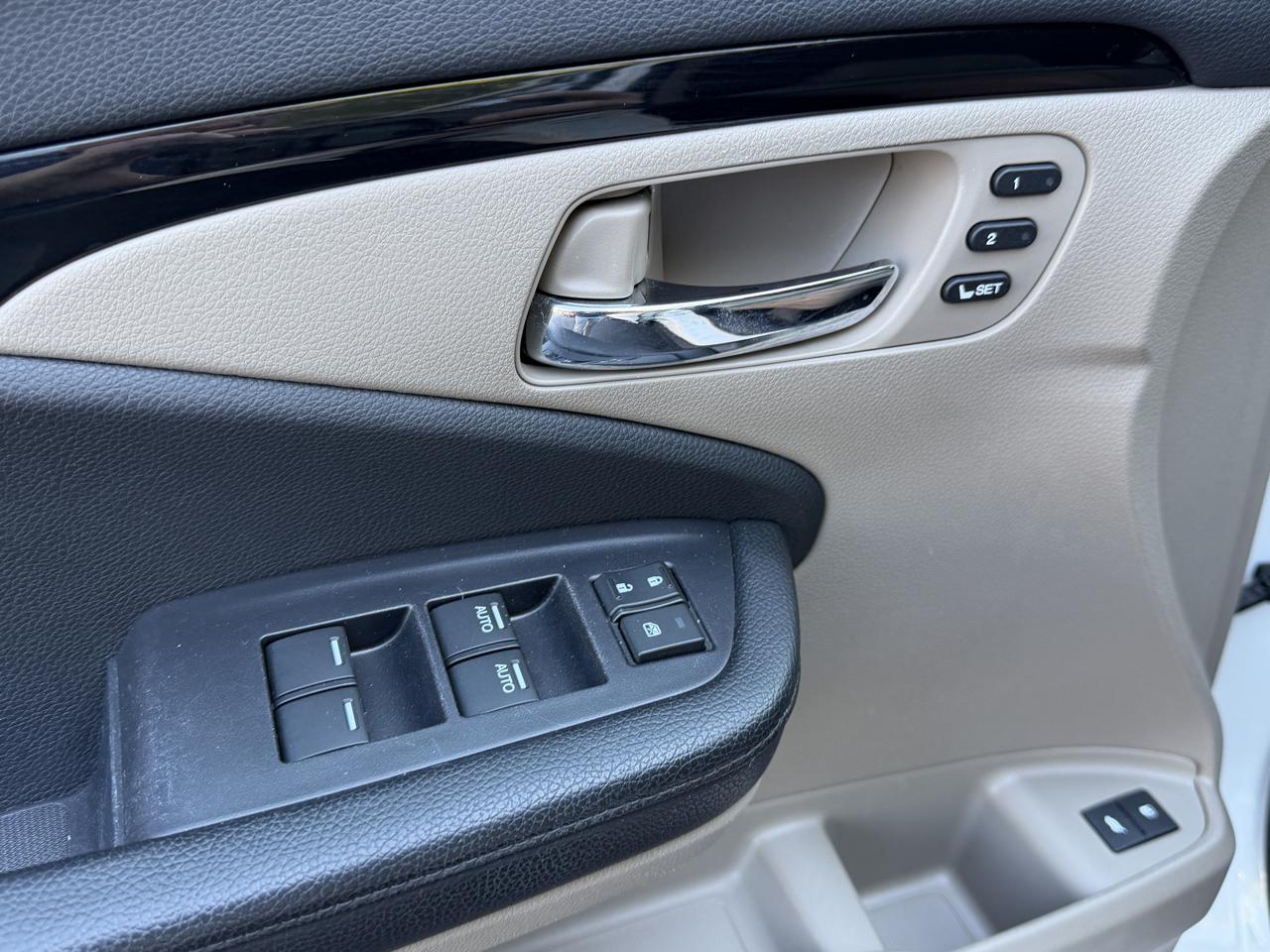 Honda Pilot Touring w/Rear Captain's Chairs 2019