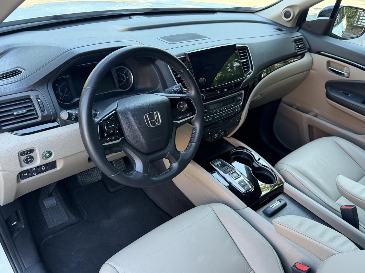 Honda Pilot Touring w/Rear Captain's Chairs 2019