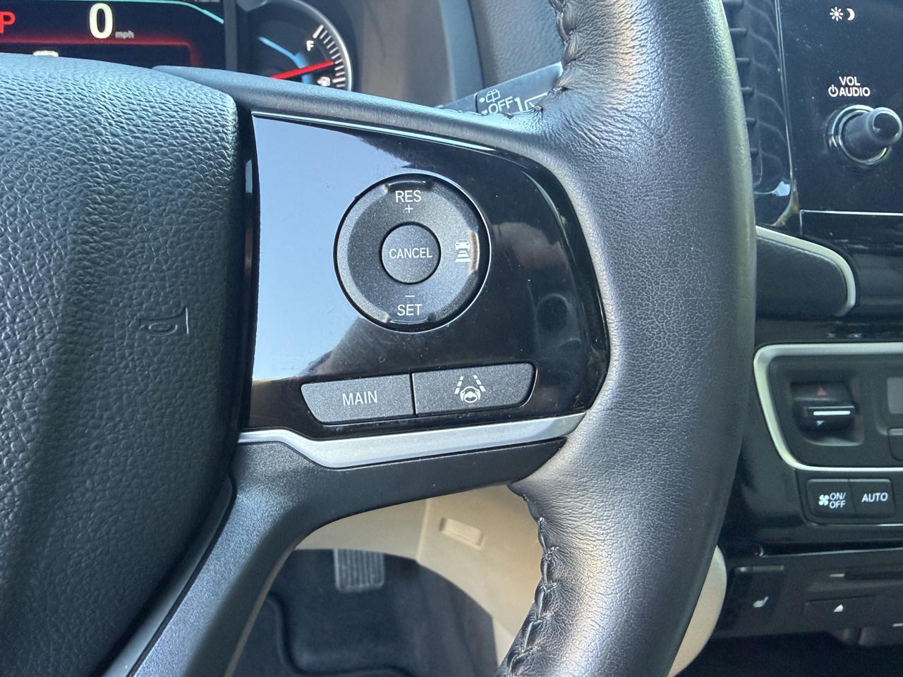 Honda Pilot Touring w/Rear Captain's Chairs 2019