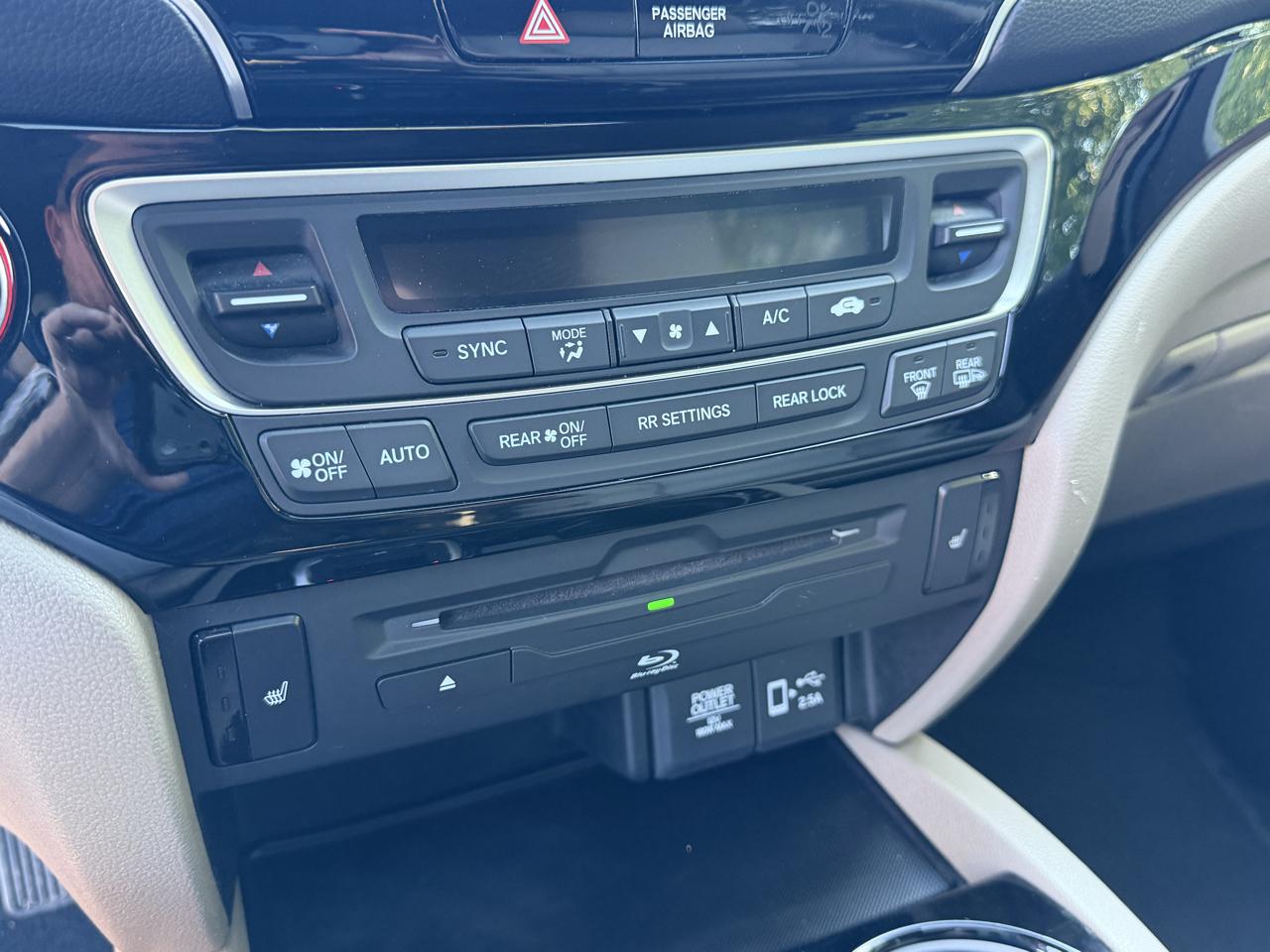 Honda Pilot Touring w/Rear Captain's Chairs 2019