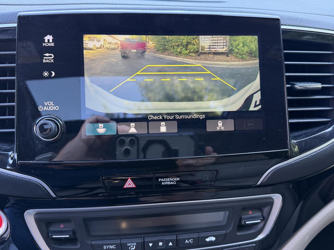 Honda Pilot Touring w/Rear Captain's Chairs 2019