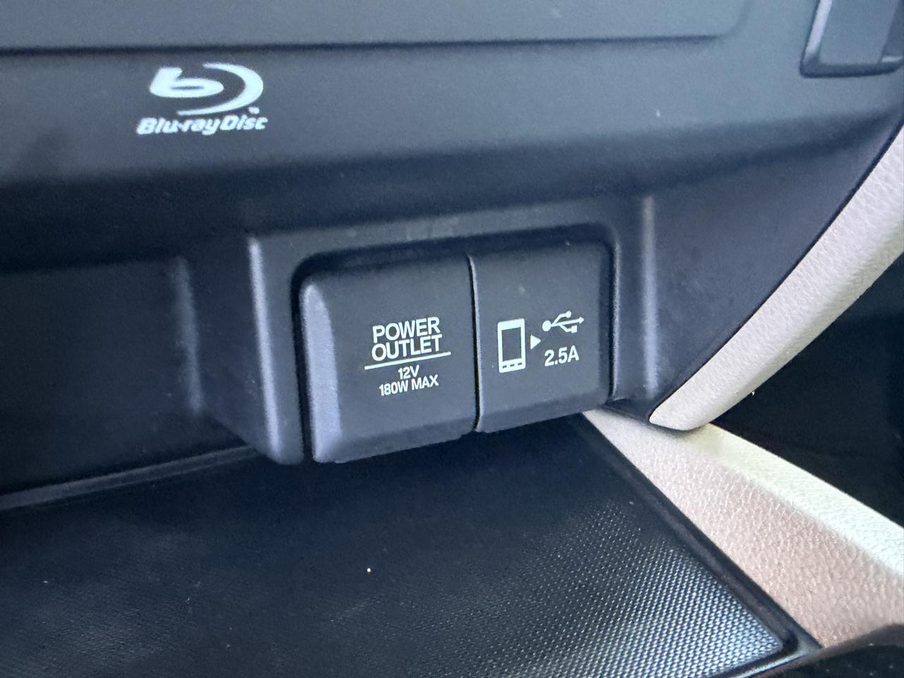 Honda Pilot Touring w/Rear Captain's Chairs 2019