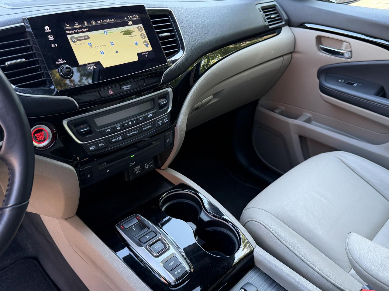 Honda Pilot Touring w/Rear Captain's Chairs 2019