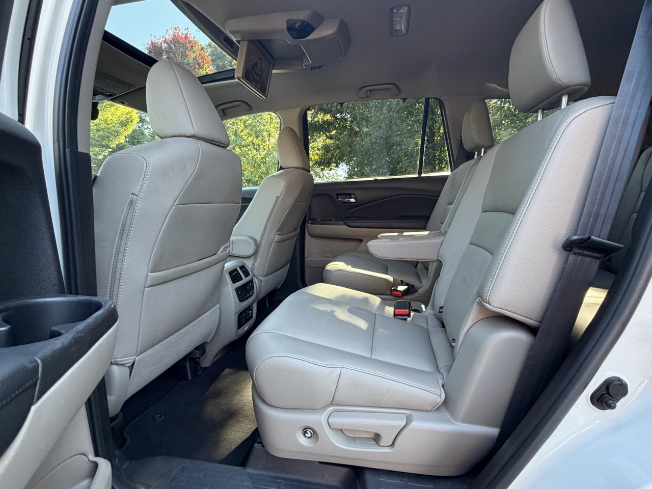 Honda Pilot Touring w/Rear Captain's Chairs 2019
