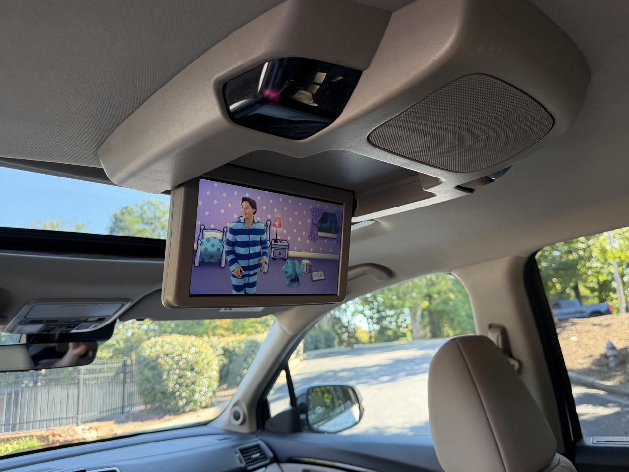 Honda Pilot Touring w/Rear Captain's Chairs 2019