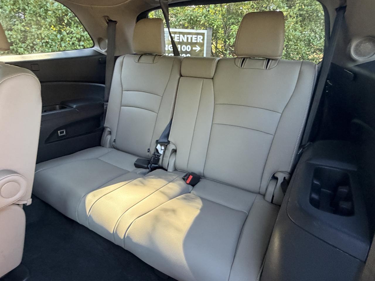 Honda Pilot Touring w/Rear Captain's Chairs 2019