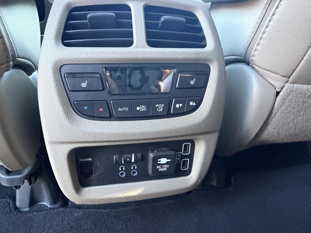 Honda Pilot Touring w/Rear Captain's Chairs 2019