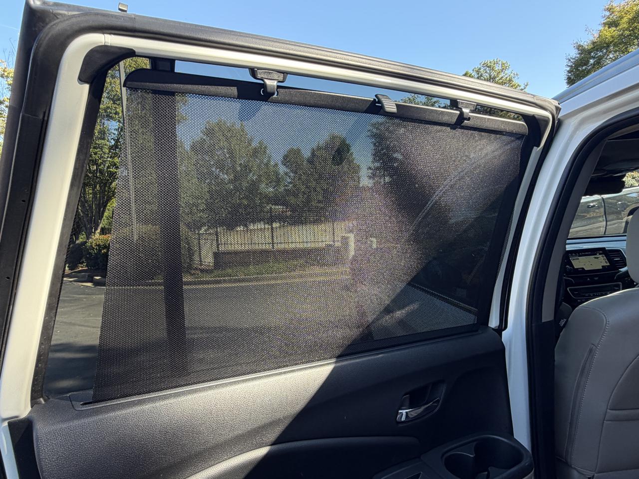 Honda Pilot Touring w/Rear Captain's Chairs 2019
