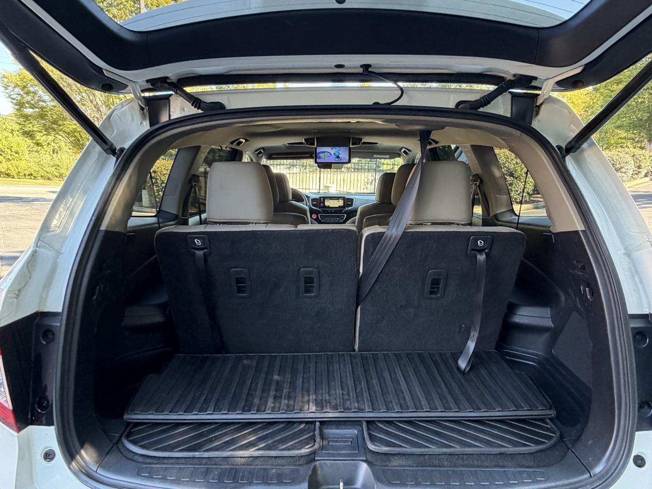 Honda Pilot Touring w/Rear Captain's Chairs 2019