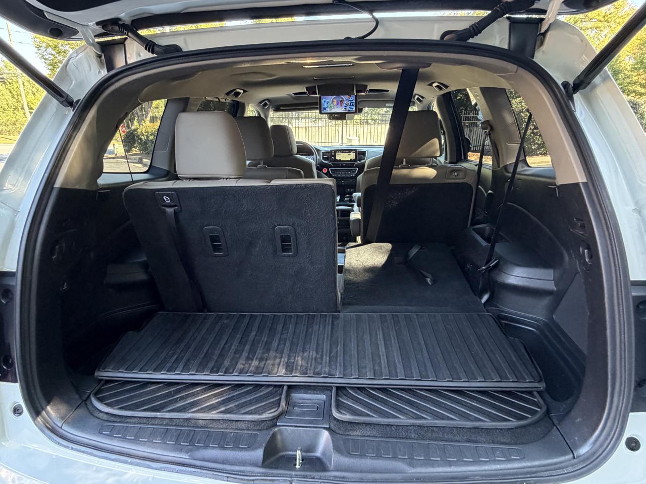 Honda Pilot Touring w/Rear Captain's Chairs 2019