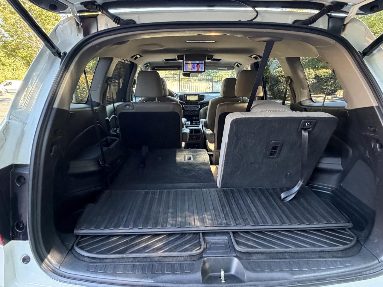 Honda Pilot Touring w/Rear Captain's Chairs 2019
