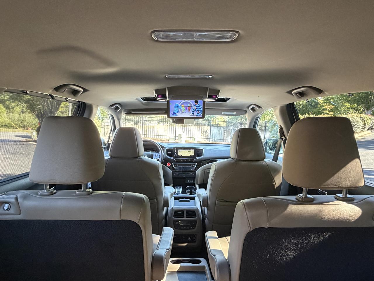 Honda Pilot Touring w/Rear Captain's Chairs 2019
