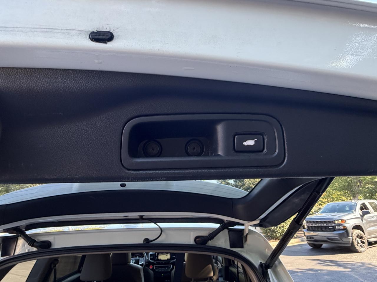 Honda Pilot Touring w/Rear Captain's Chairs 2019